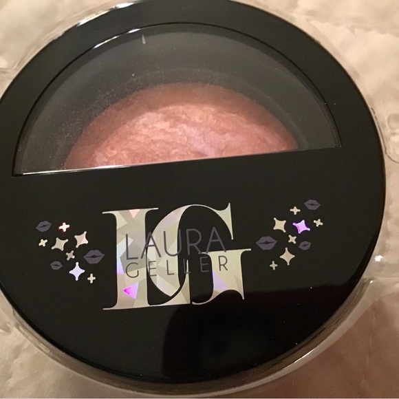 Laura Geller Blush-N-Brighten in TROPIC HUES, swirls of coral, pink, and bronze - Picture 4 of 10